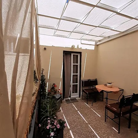 9 Ξενοδοχείο *