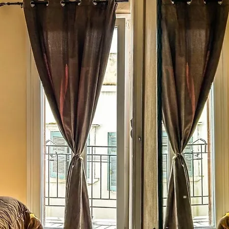 Ξενοδοχείο 9 *