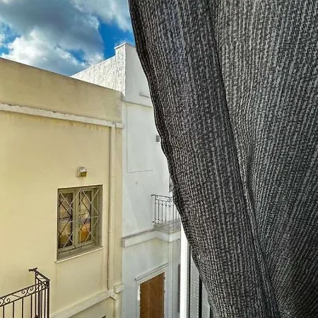 Ξενοδοχείο 9 *