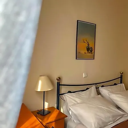 9 Hotel *